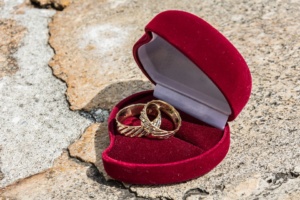 How To Find The Perfect Engagement Ring For Non-Traditional Women