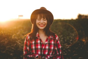 Women in plaid shirt/ fall outfit ideas